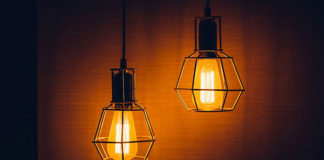 Oświetlenie salonu – lampa sufitowa to za mało!
