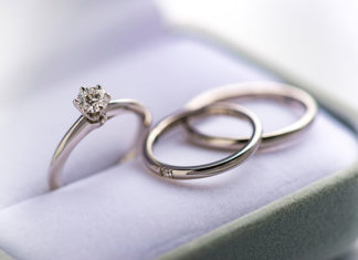 Jaki pierścionek zaręczynowy pasuje do Ciebie - klasyczny czy z kolorem?