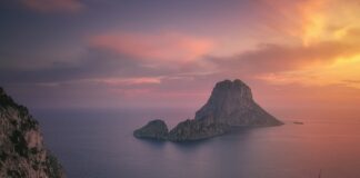 Z czego znana jest Ibiza?